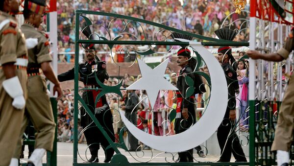 Pakistani Rangers soldiers, center, and Indian Border Security Force soldiers close their respective international gates after the Beating the Retreat or flag off ceremony at the India and Pakistan joint border check post of Wagah, India, Saturday, Aug. 13, 2005 - Sputnik International