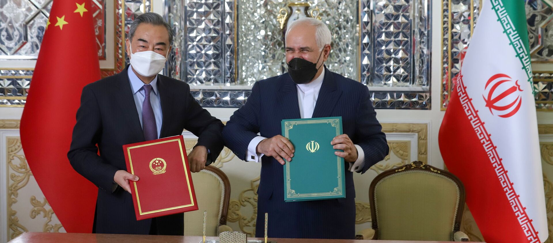 Iran's Foreign Minister Mohammad Javad Zarif and China's Foreign Minister Wang Yi bump elbows during the signing ceremony of a 25-year cooperation agreement, in Tehran, Iran March 27, 2021 - Sputnik International, 1920, 01.04.2021