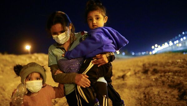 A mother and her children migrants cross the Rio Bravo river to El Paso, Texas, U.S., as seen from Ciudad Juarez - Sputnik International