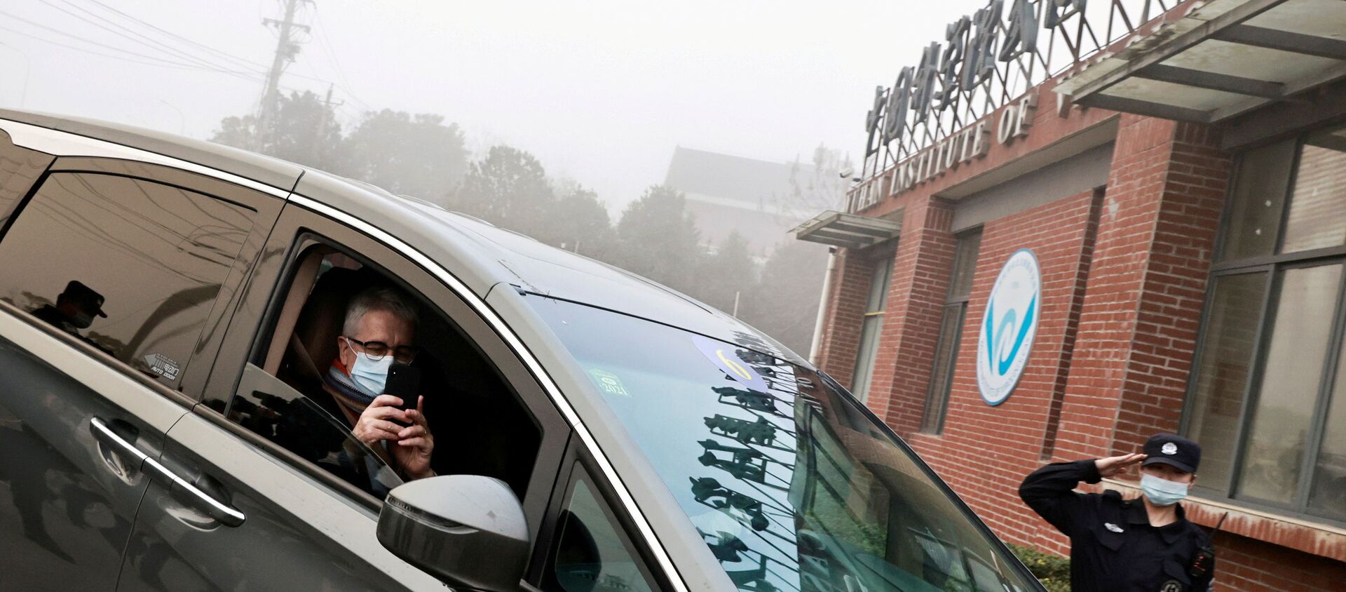 Dominic Dwyer, a member of the World Health Organization (WHO) team tasked with investigating the origins of the coronavirus disease (COVID-19), sits in a car arriving to Wuhan Institute of Virology in Wuhan, Hubei province, China February 3, 2021.  - Sputnik International, 1920, 01.04.2021