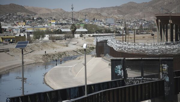 People cross the Rio Grande from Ciudad Juarez, Mexico into El Paso, Texas, Tuesday, March 23, 2021. - Sputnik International