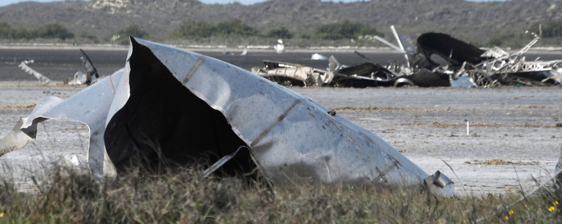 Debris is seen in a National Wildlife Refuge after uncrewed SpaceX Starship prototype rocket SN11 failed to land safely, in Boca Chica, Texas, U.S. March 31,2021.  - Sputnik International, 1920, 01.04.2021