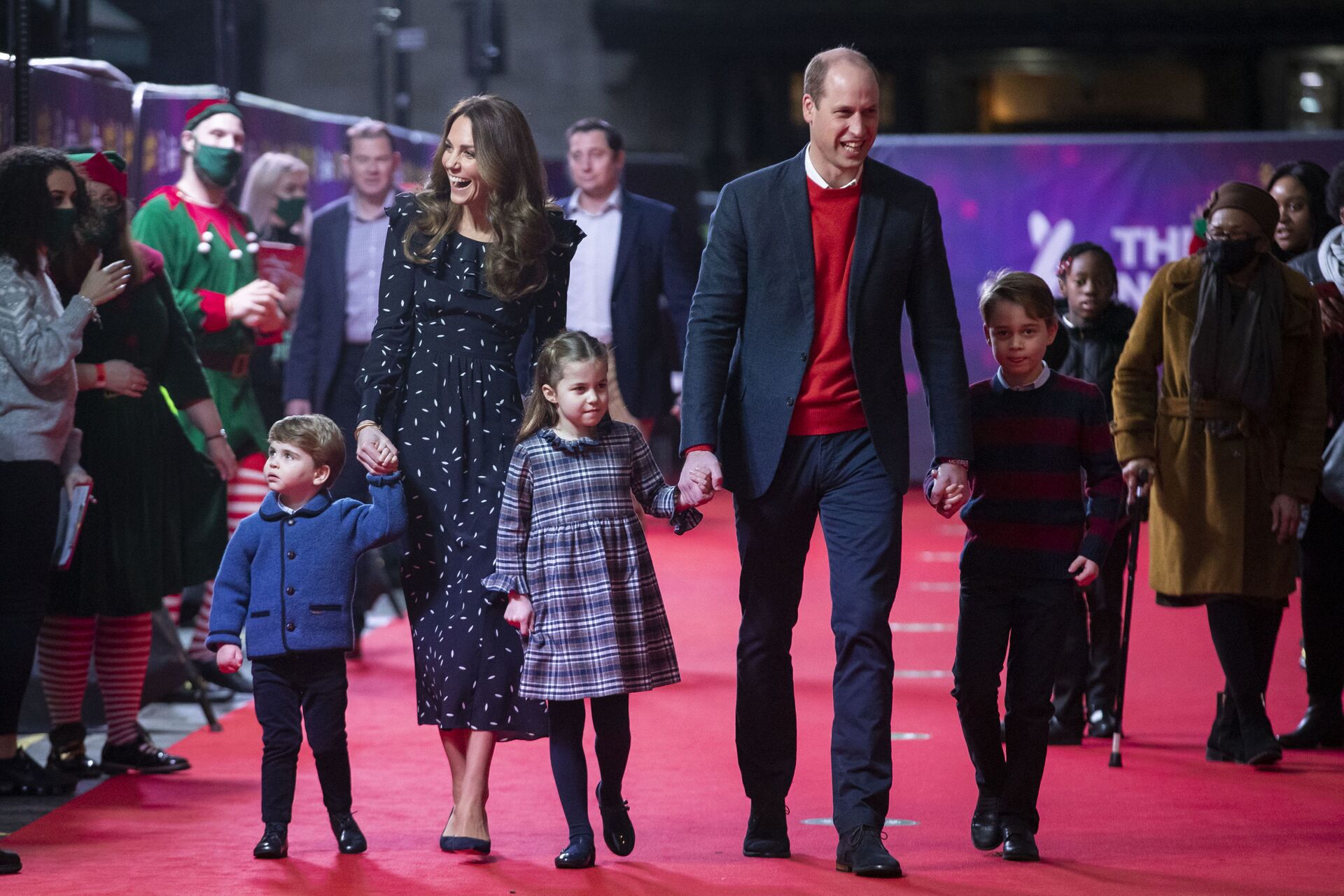 In this Friday Dec. 11, 2020 file photo, Britain's Prince William and Kate, The Duke and Duchess of Cambridge and their children, Prince Louis, left, Princess Charlotte and Prince George arrive for a special pantomime performance at London's Palladium Theatre. - Sputnik International, 1920, 05.12.2021