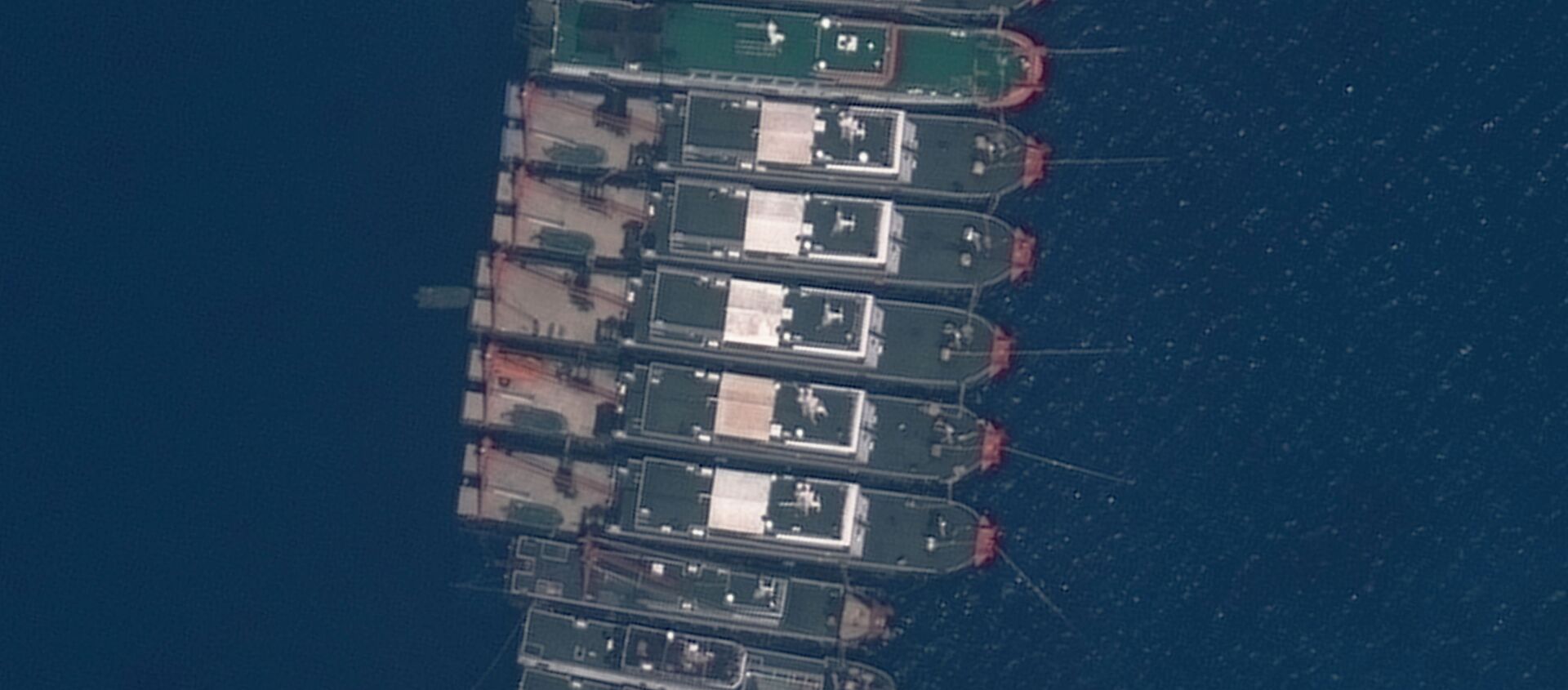 Close up view of fishing vessels anchored at Whitsun Reef, which Manila calls the Julian Felipe Reef, in this Maxar handout satellite image taken March 23, 2021 - Sputnik International, 1920, 05.04.2021