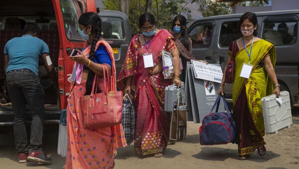 Election officers carry Electronic Voting Machines (EVM) as they leave for their respective polling stations on the eve of the Assam Assembly election in Majuli, India, Friday, March 26, 2021 - Sputnik International