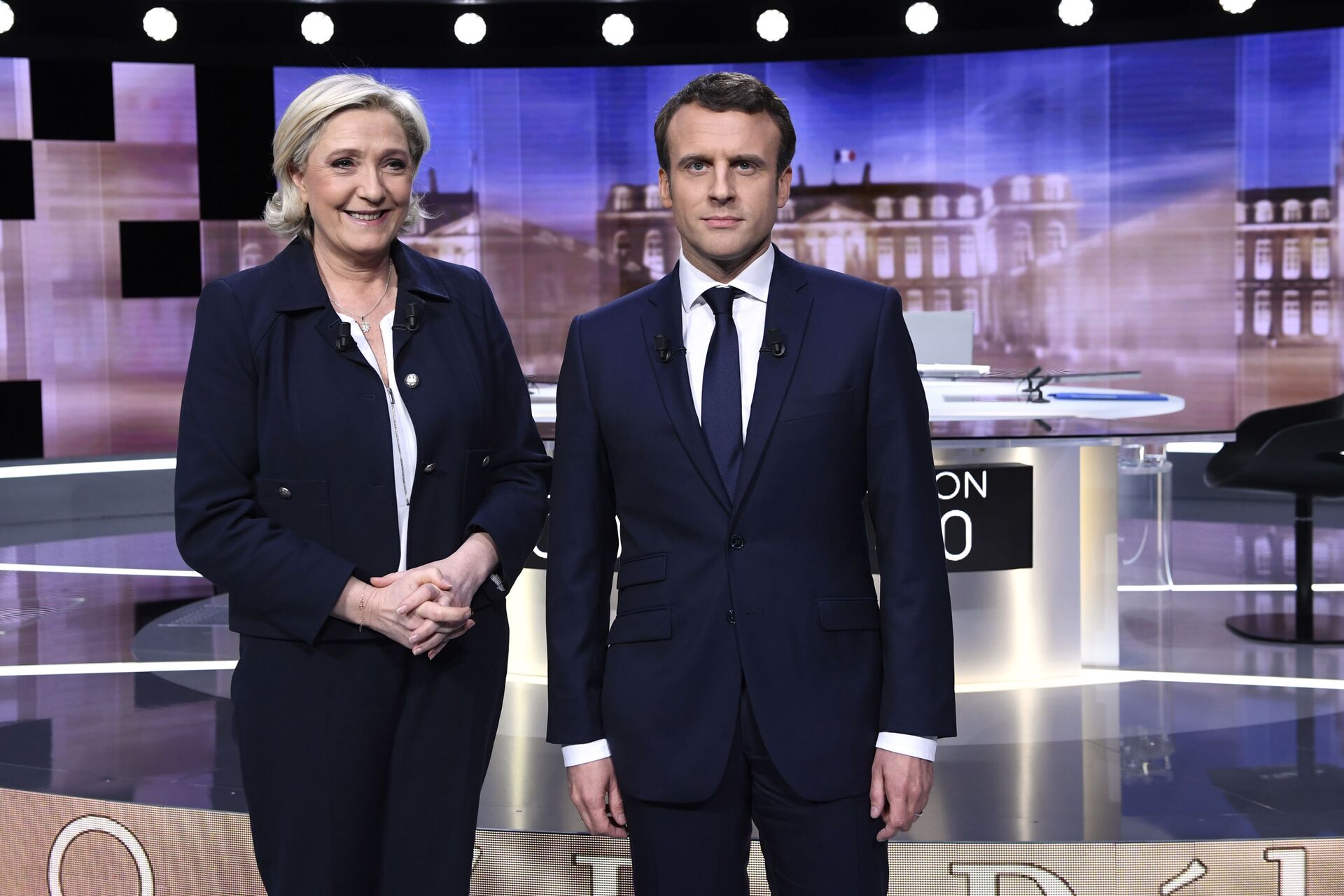 French presidential election candidate for the far-right Front National party, Marine Le Pen, 2nd left, and French presidential election candidate for the En Marche ! movement, Emmanuel Macron, right, pose prior to the start of a live broadcast face-to-face televised debate in La Plaine-Saint-Denis, north of Paris, France, Wednesday, May 3, 2017 as part of the second round election campaign - Sputnik International, 1920, 21.04.2022