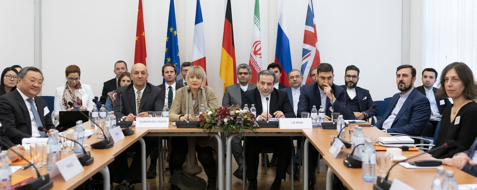 Iranian political deputy at the Ministry of Foreign Affairs of Iran Abbas Araghchi (C-R), and German Secretary General of the European External Action Service (EEAS) Helga Maria Schmid (C-L) attend a meeting of the Joint Commission on Iran's nuclear program (JCPOA) at EU Delegation to the International Organizations office in Vienna, Austria, on December 6, 2019. (Photo by JOE KLAMAR / AFP) - Sputnik International, 1920, 24.08.2022