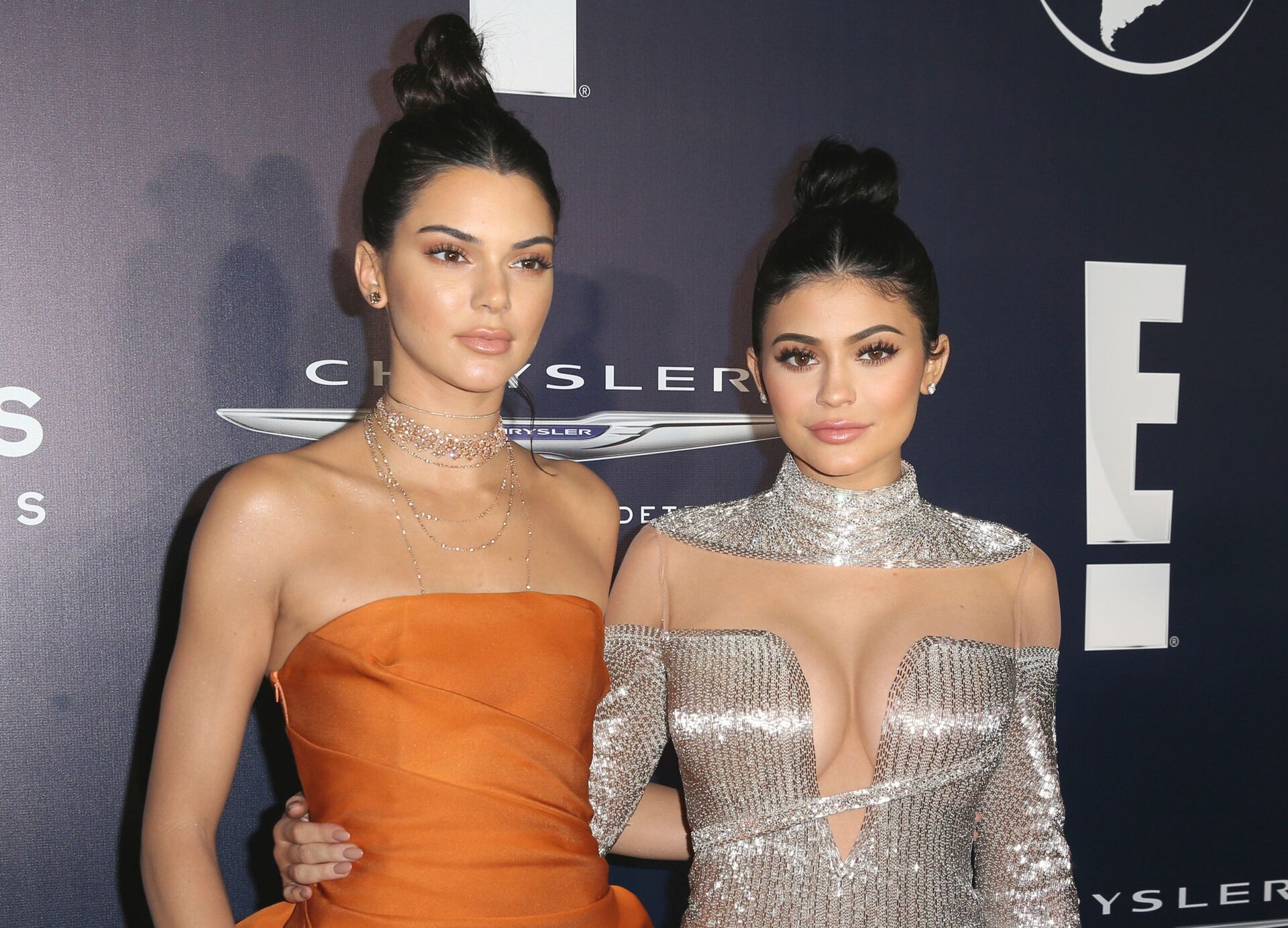  Kendall Jenner, left, and Kylie Jenner arrive at the NBCUniversal Golden Globes afterparty in Beverly Hills - Sputnik International, 1920, 27.06.2022