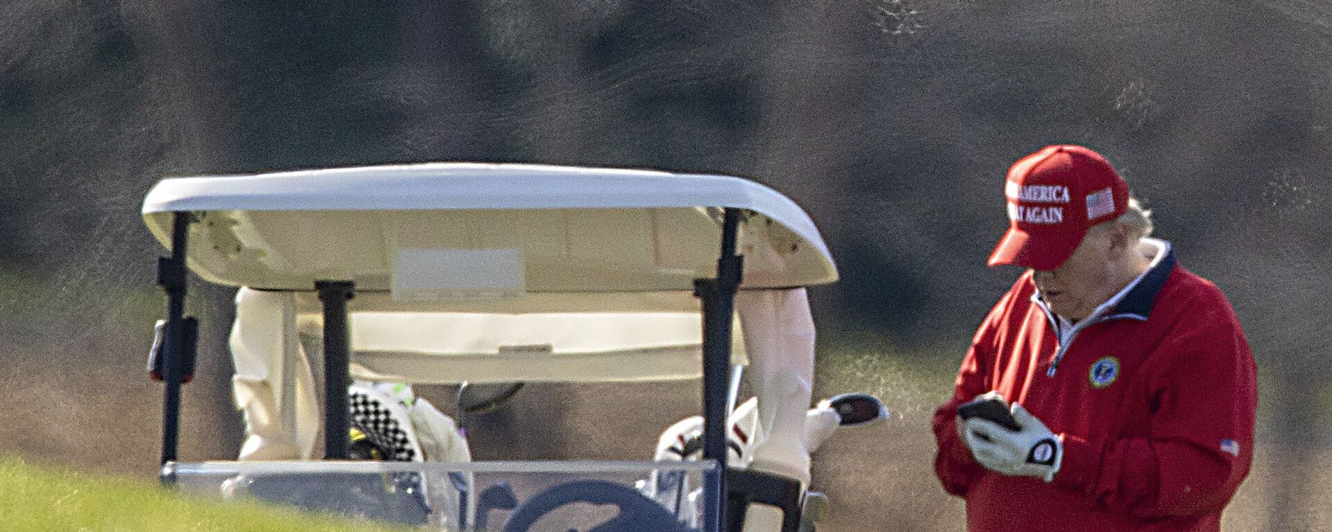 US President Donald Trump makes a phone call as he golfs at Trump National Golf Club on 26 November 2020 in Sterling, Virginia. - Sputnik International, 1920, 02.04.2021