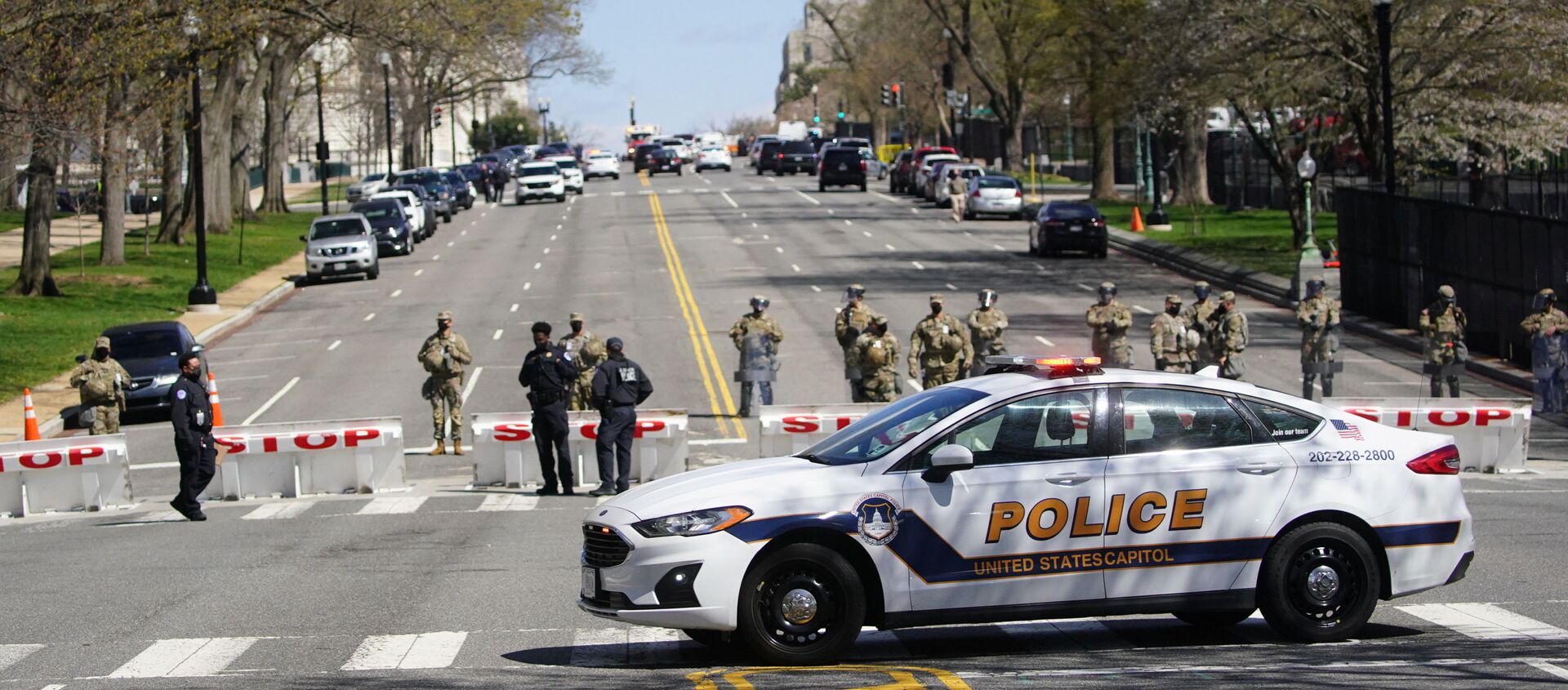 National Guard members and law enforcement officers guard streets surrounding the U.S. Capitol and congressional office buildings following a security threat at the U.S. Capitol in Washington, U.S., April 2, 2021. - Sputnik International, 1920, 02.04.2021
