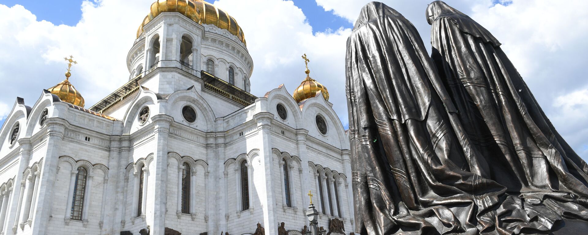 Monument Reunion was opened at the Cathedral of Christ the Savior. The sculptural composition is dedicated to a historical event - the reunification of the Russian Orthodox Church (ROC) and the Russian Orthodox Church Abroad (ROCOR), which took place in the Cathedral of Christ the Savior on May 17, 2007. - Sputnik International, 1920, 01.04.2023