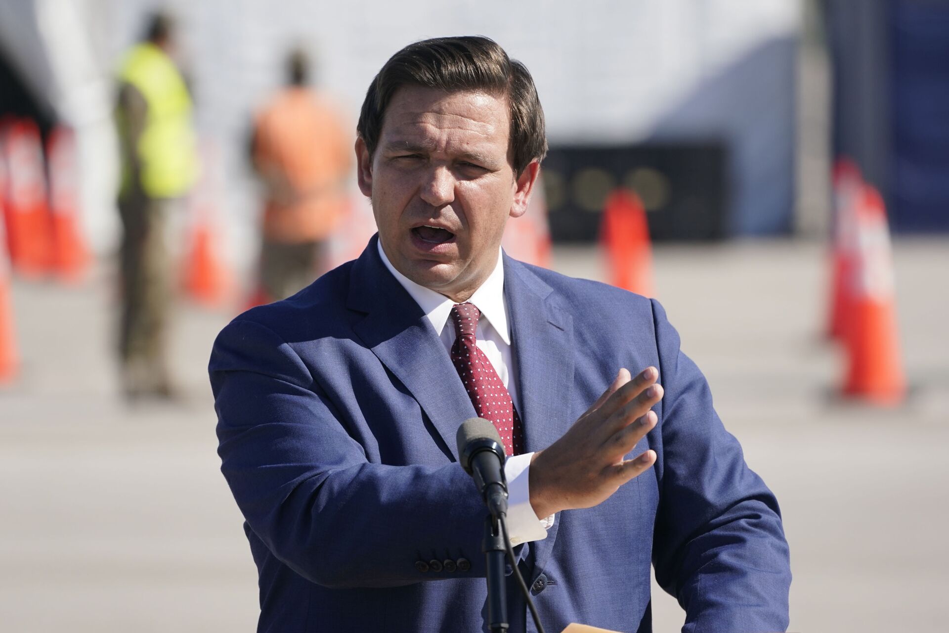 Florida Gov. Ron DeSantis speaks at a COVID-19 testing site, Wednesday, Jan. 6, 2021, outside Hard Rock Stadium in Miami Gardens, Fla. First responders and people over 65 years-old began receiving the COVID-19 vaccine Wednesday during a trial run of the site which will open to seniors at a later date. (AP Photo/Wilfredo Lee) - Sputnik International, 1920, 07.09.2021