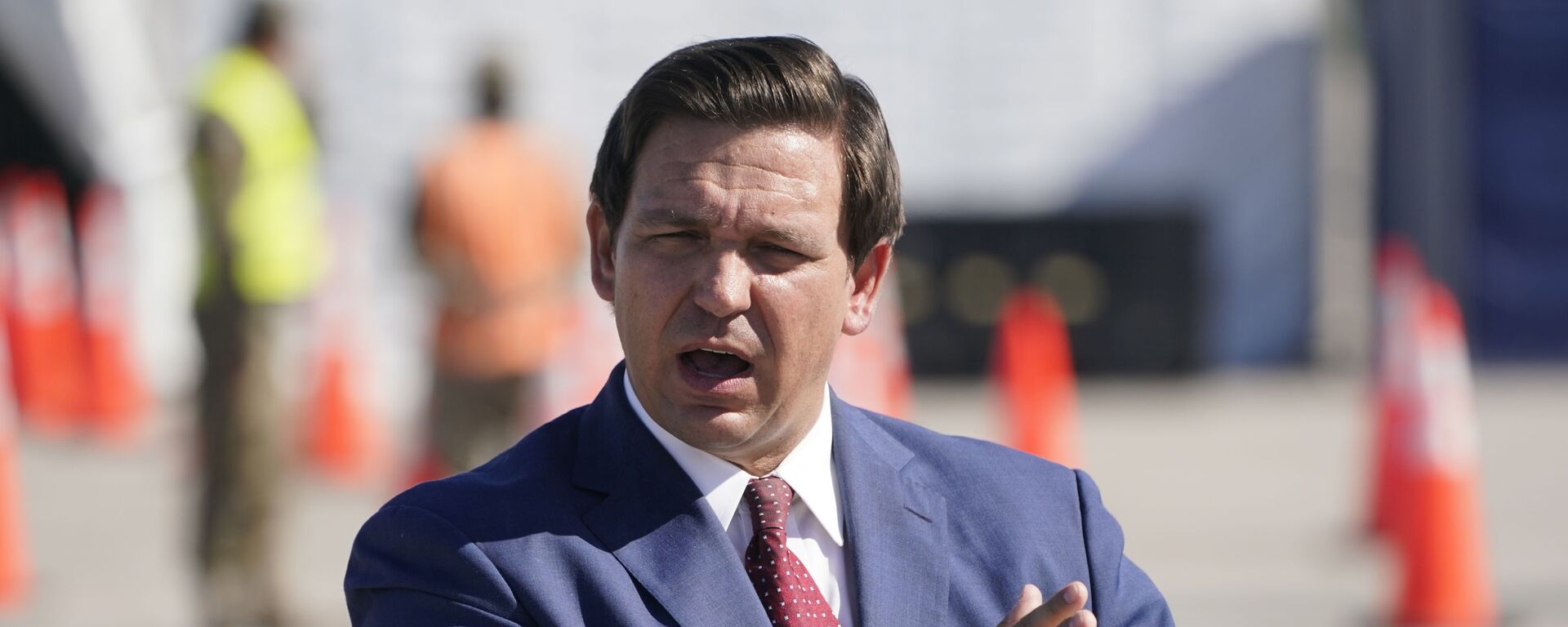 Florida Gov. Ron DeSantis speaks at a COVID-19 testing site, Wednesday, Jan. 6, 2021, outside Hard Rock Stadium in Miami Gardens, Fla. First responders and people over 65 years-old began receiving the COVID-19 vaccine Wednesday during a trial run of the site which will open to seniors at a later date. (AP Photo/Wilfredo Lee) - Sputnik International, 1920, 02.04.2021