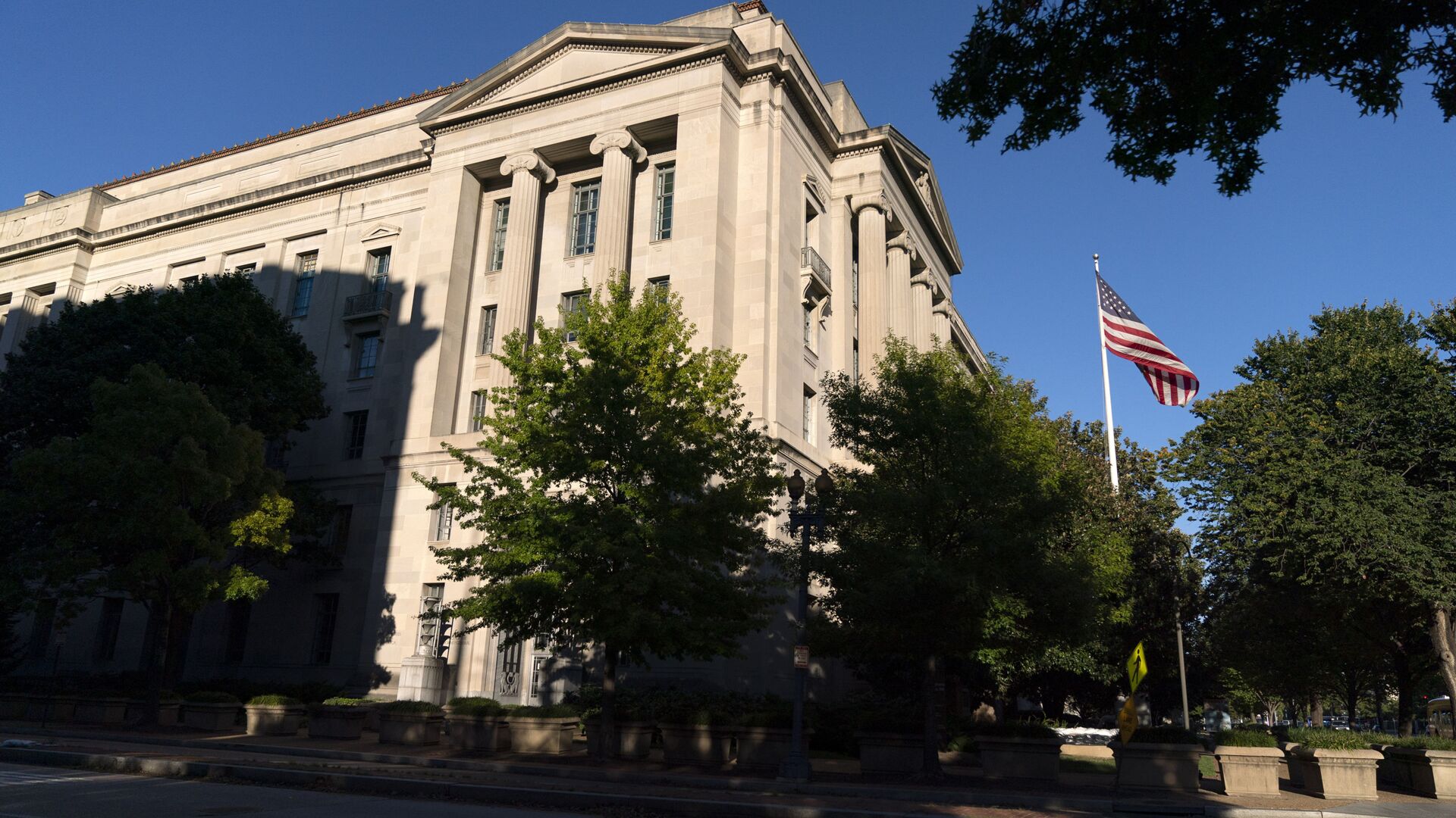 The American flag flies outside of the Justice Department building, Thursday, Oct. 8, 2020, in Washington. - Sputnik International, 1920, 05.06.2021