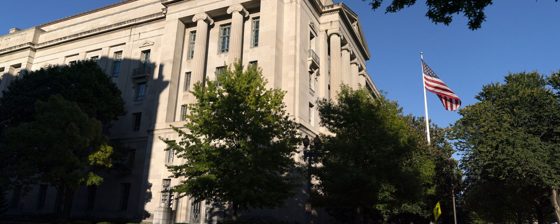 The American flag flies outside of the Justice Department building, Thursday, Oct. 8, 2020, in Washington. - Sputnik International, 1920, 29.07.2022