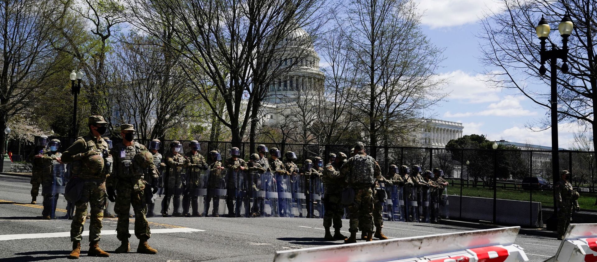 National Guard members stand guard near the U.S. Capitol following a security threat at the U.S. Capitol in Washington, D.C., U.S.  April 2, 2021. - Sputnik International, 1920, 03.04.2021