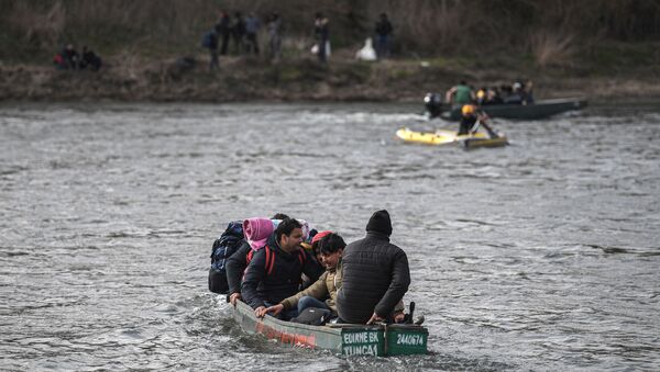 Migrants take boats near Edirne while other migrants wait at Greece side, as they attempt to enter Greece by crossing the Maritsa river, on March 1, 2020. - Sputnik International