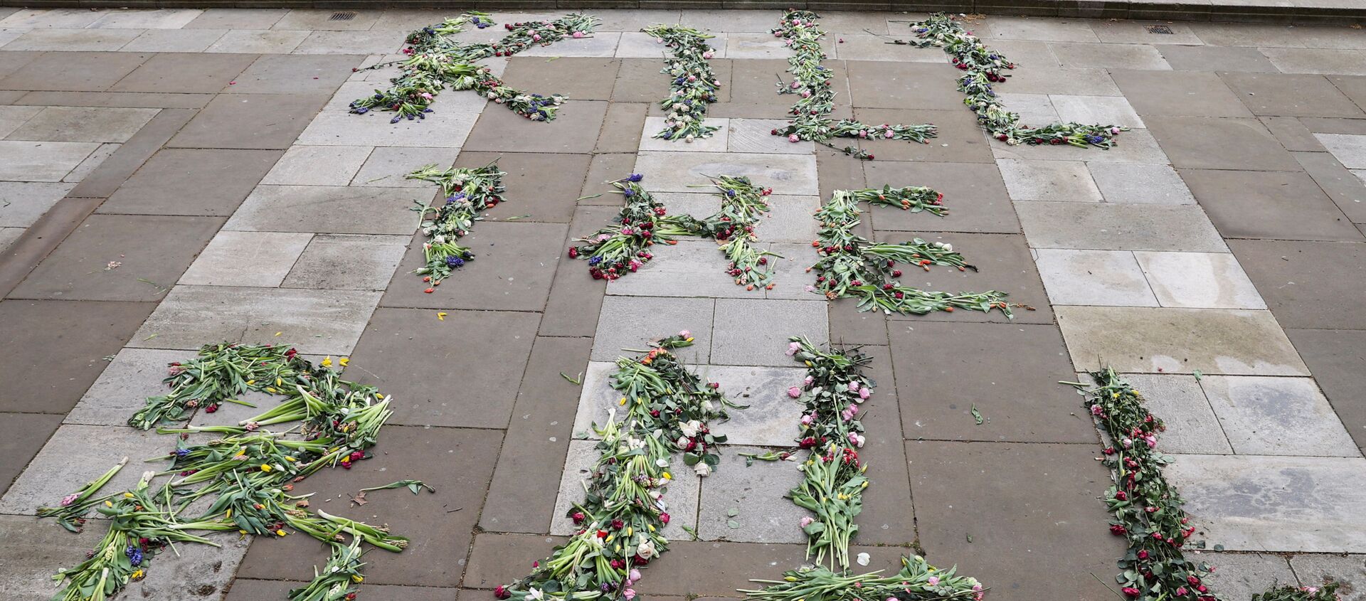 Flowers that spell out the word Kill the Bill are seen on the floor on Parliament Square in London, Britain, March 17, 2021.  - Sputnik International, 1920, 03.04.2021