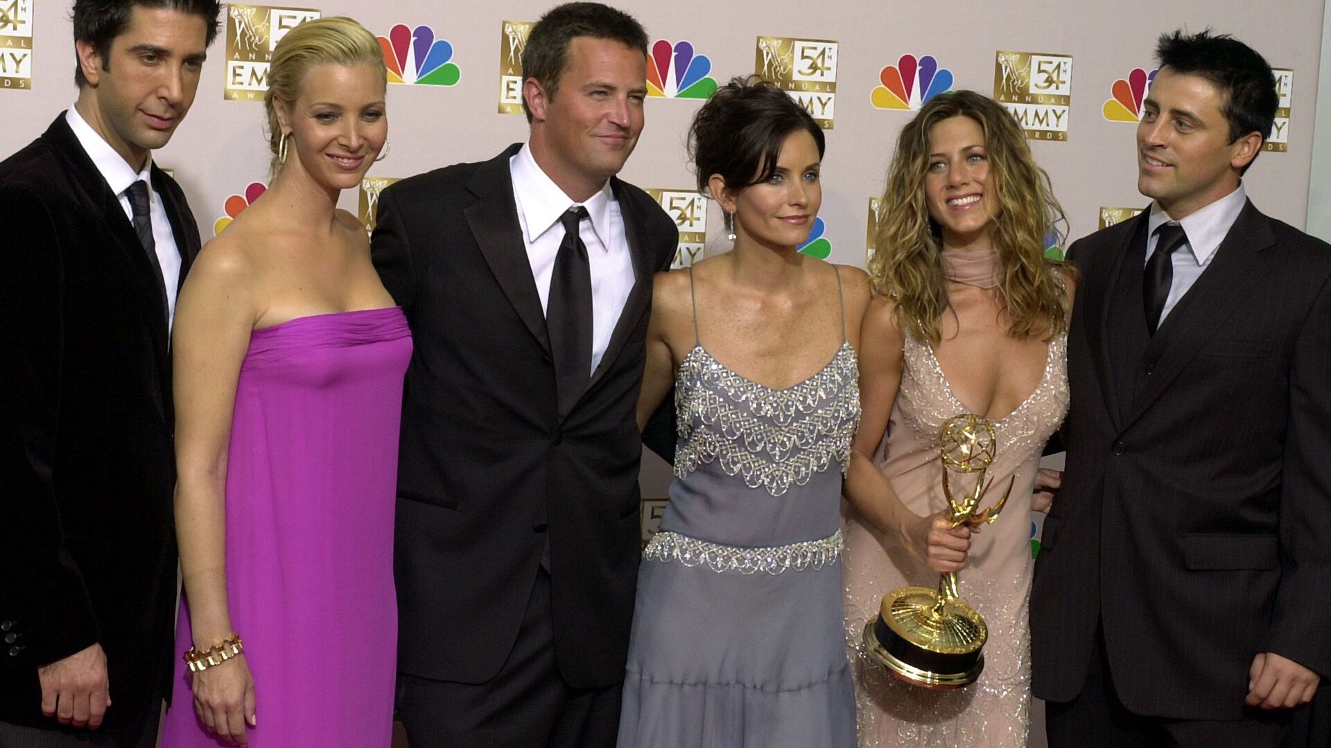 the cast of Friends, from left, David Schwimmer, Lisa Kudrow, Matthew Perry, Courteney Cox, Jennifer Aniston and Matt LeBlanc pose in the press room with the award for outstanding comedy series at the 54th annual Primetime Emmy Awards in Los Angeles. - Sputnik International, 1920, 03.04.2021