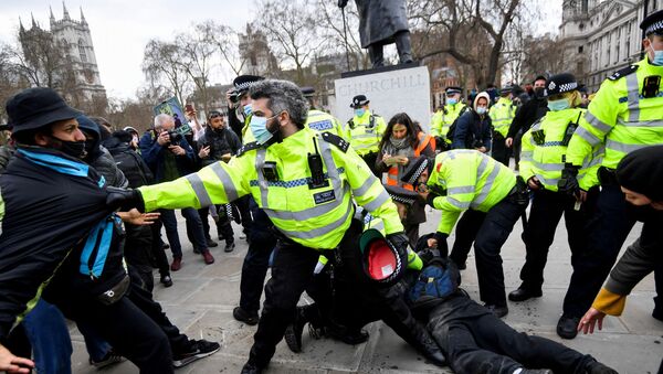 Police officers restrain demonstrators during a protest in London, Britain, April 3, 2021. REUTERS/Toby Melville  - Sputnik International