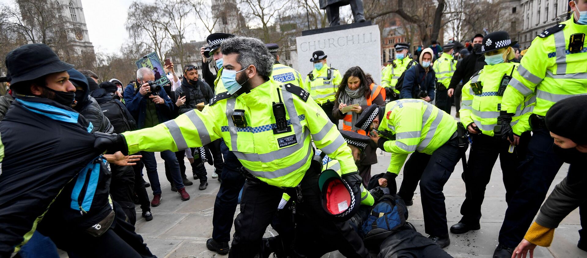 Police officers restrain demonstrators during a protest in London, Britain, April 3, 2021. REUTERS/Toby Melville  - Sputnik International, 1920, 03.04.2021