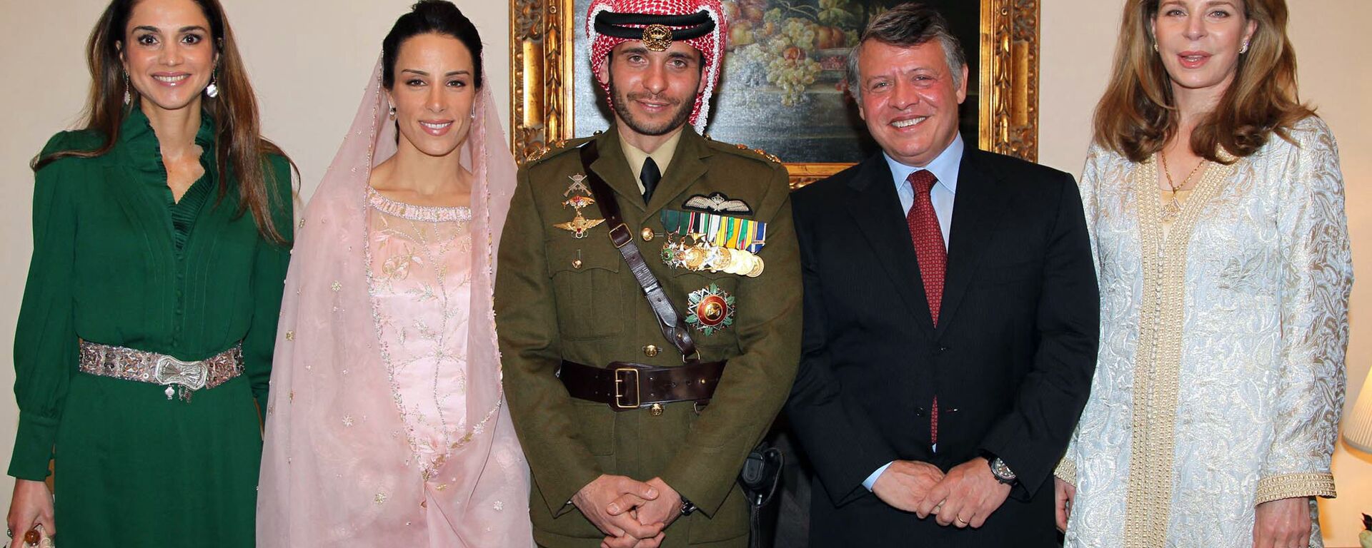  In this file handout picture released by the Jordanian news agency Petra on January 12, 2012, shows Jordan's King Abdullah (2nd R), Queen Noor, widow of late King Hussein (R), and Queen Rania (L) posing for a picture with Prince Hamzah, half-brother of Jordan's King Abdullah and his new wife Princess Basma Otoum during their  Muslim wedding ceremony at the Royal Palace in Amman - Sputnik International, 1920, 04.04.2021