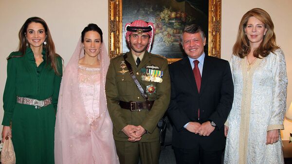  In this file handout picture released by the Jordanian news agency Petra on January 12, 2012, shows Jordan's King Abdullah (2nd R), Queen Noor, widow of late King Hussein (R), and Queen Rania (L) posing for a picture with Prince Hamzah, half-brother of Jordan's King Abdullah and his new wife Princess Basma Otoum during their  Muslim wedding ceremony at the Royal Palace in Amman - Sputnik International