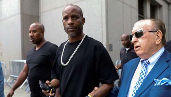 Earl Simmons (C), also known as the rapper DMX, exits the U.S. Federal Court in Manhattan following a hearing regarding income tax evasion charges in New York City, U.S., July 17, 2017. - Sputnik International