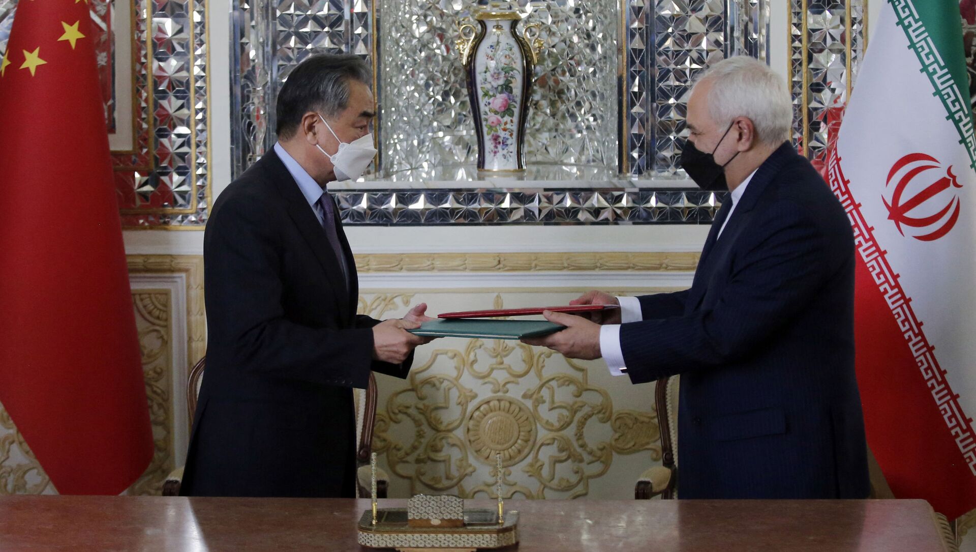 Iranian Foreign Minister Mohammad Javad Zarif (R) and his Chinese counterpart Wang Yi, are pictured during the signing of an agreement in the capital Tehran, on March 27, 2021. - Sputnik International, 1920, 05.04.2021