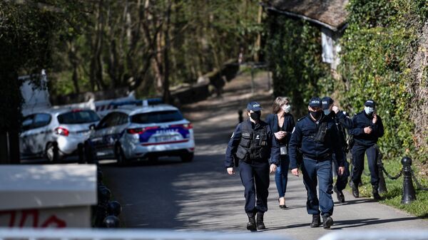 Police officers cordon off the area near the house of French businessman Bernard Tapie and his wife Dominique Tapie in Combs-la-Ville, southeastern suburbs of Paris, on April 4, 2021, after they were assaulted during the night by four men who entered their house before fleeing with jewellery. - Sputnik International