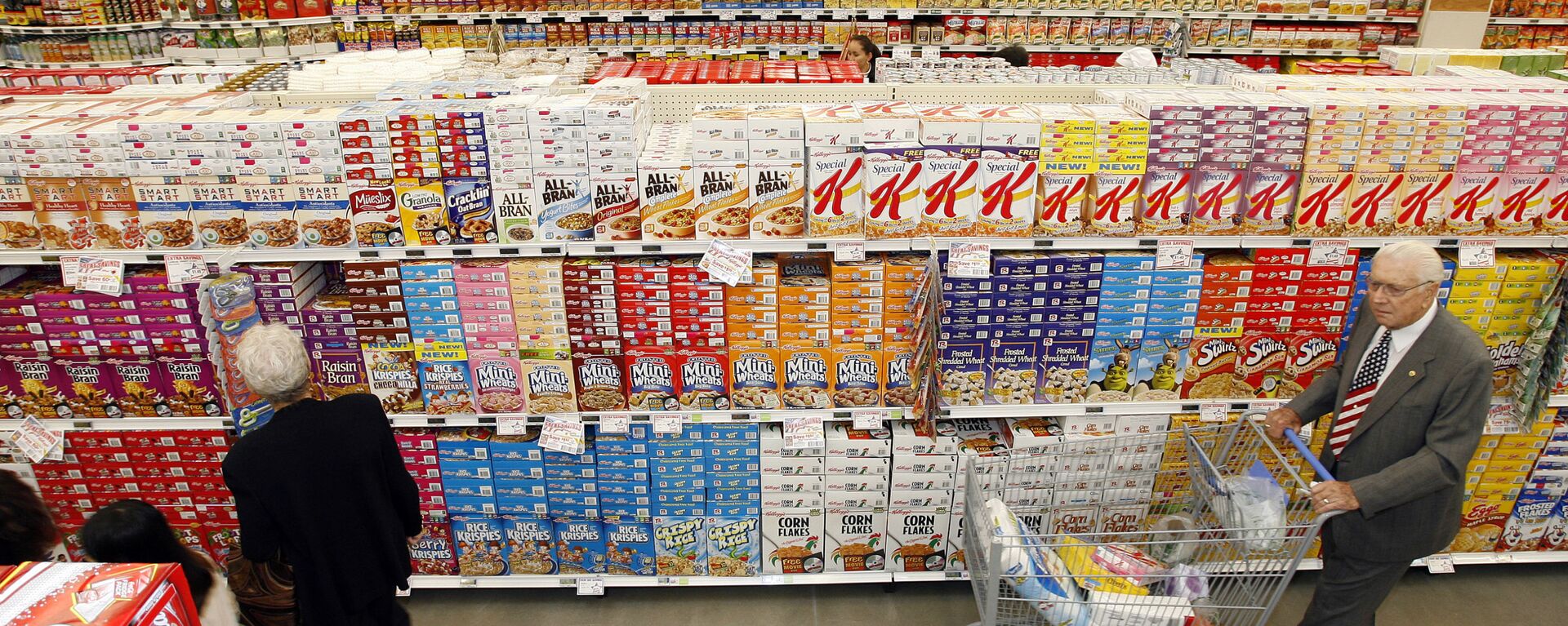 Shoppers tour the cereal aisle at a San Diego supermarket. File photo. - Sputnik International, 1920, 24.06.2022