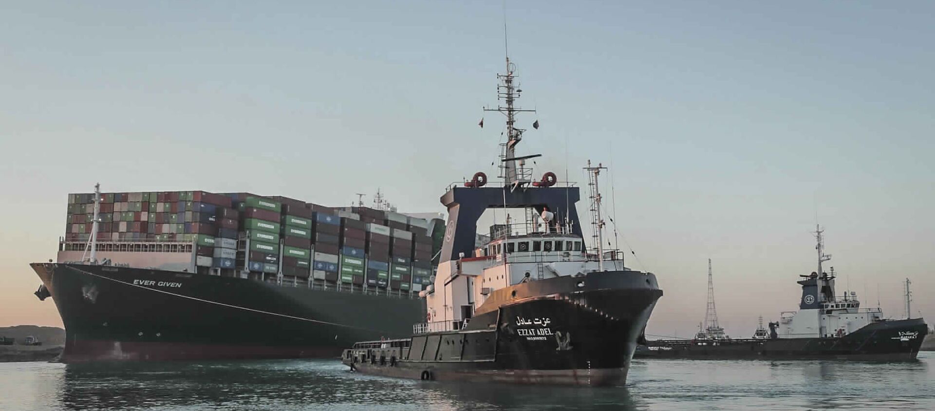 In this photo released by Suez Canal Authority, the Ever Given, a Panama-flagged cargo ship is pulled by one of the Suez Canal tugboats, in the Suez Canal, Egypt, Monday, March 29, 2021 - Sputnik International, 1920, 04.04.2021