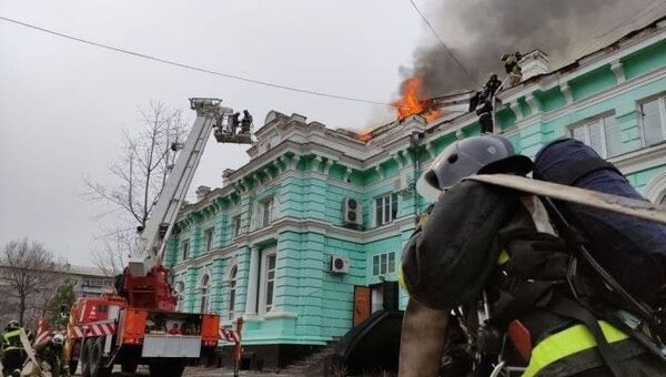 In this handout video grab released by Press-service of Russian Emergency Situations Ministry, firefighters extinguish fire at a cardiac surgery center in Blagoveshchensk, Russia. - Sputnik International