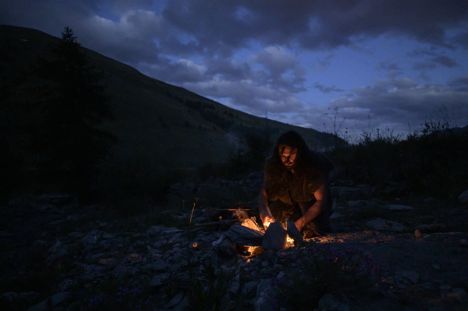 Guido Camia dressed as a Neanderthal Cave man lights a campfire in Chianale, in the Italian Alps, near the French border, on August 7, 2019. - Sputnik International, 1920, 25.11.2021