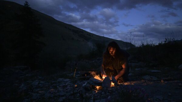 Guido Camia dressed as a Neanderthal Cave man lights a campfire in Chianale, in the Italian Alps, near the French border, on August 7, 2019. - Sputnik International