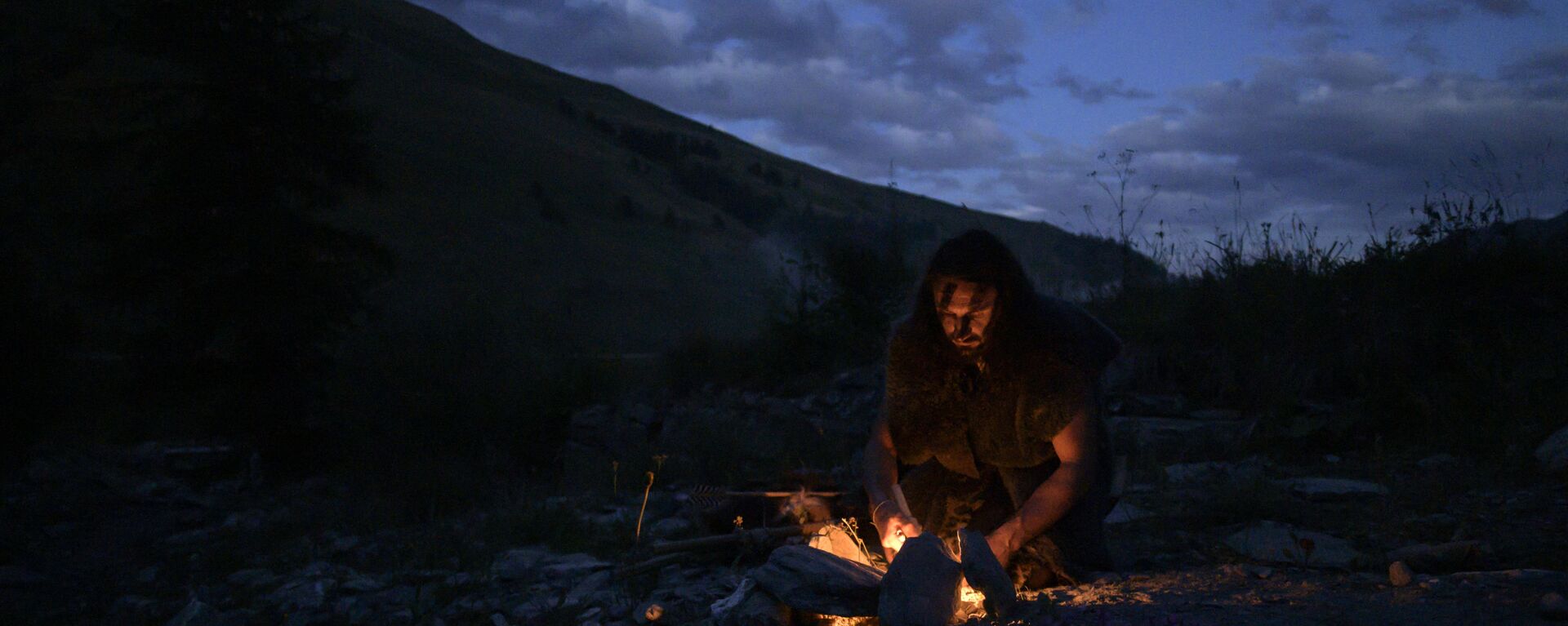 Guido Camia dressed as a Neanderthal Cave man lights a campfire in Chianale, in the Italian Alps, near the French border, on August 7, 2019. - Sputnik International, 1920, 09.05.2021