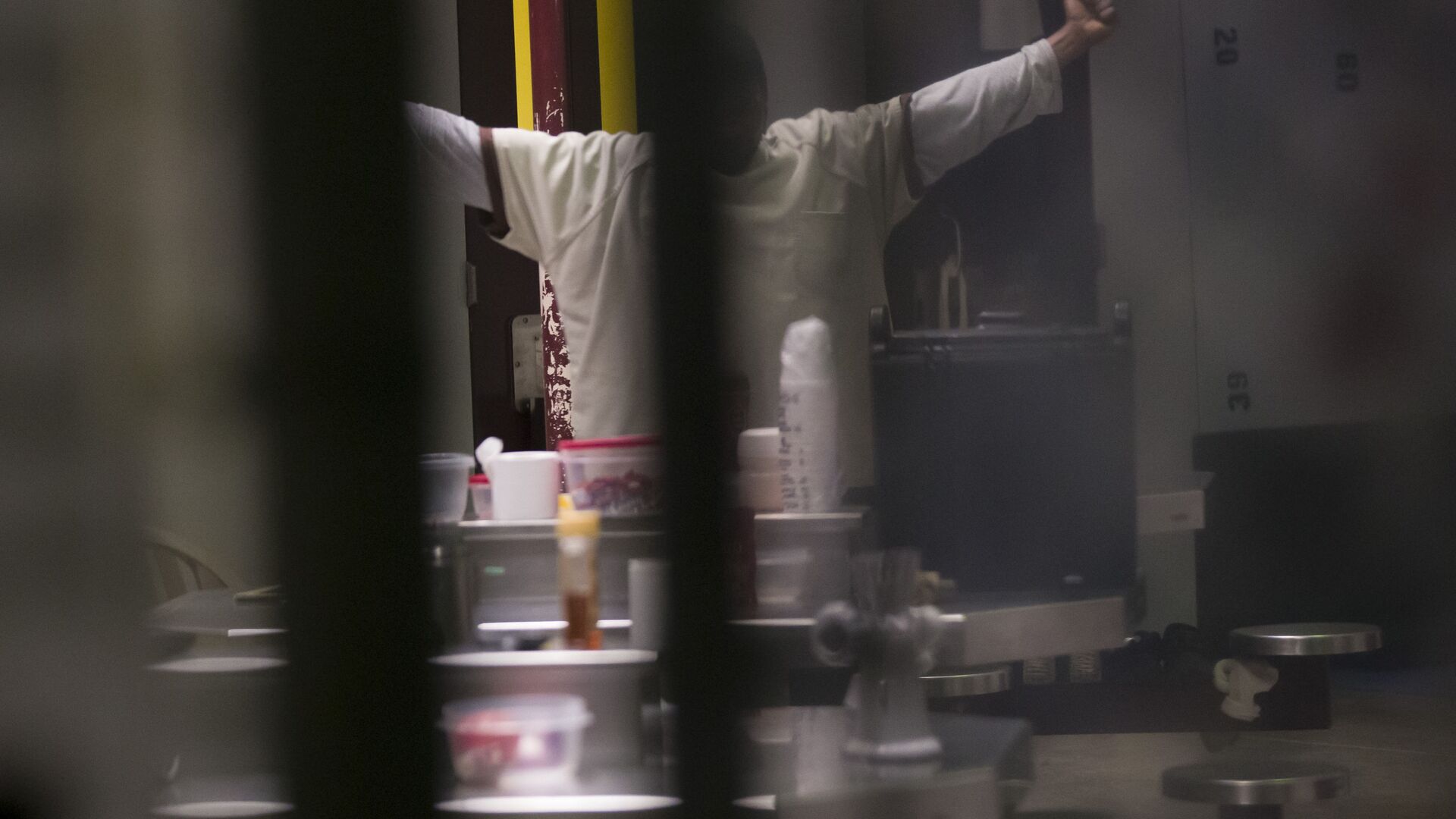 In this photo reviewed by U.S. military officials, a detainee, name and facial identification not permitted, stretches inside the Camp VI detention facility, Wednesday, April 17, 2019, in Guantanamo Bay Naval Base, Cuba. - Sputnik International, 1920, 07.10.2021