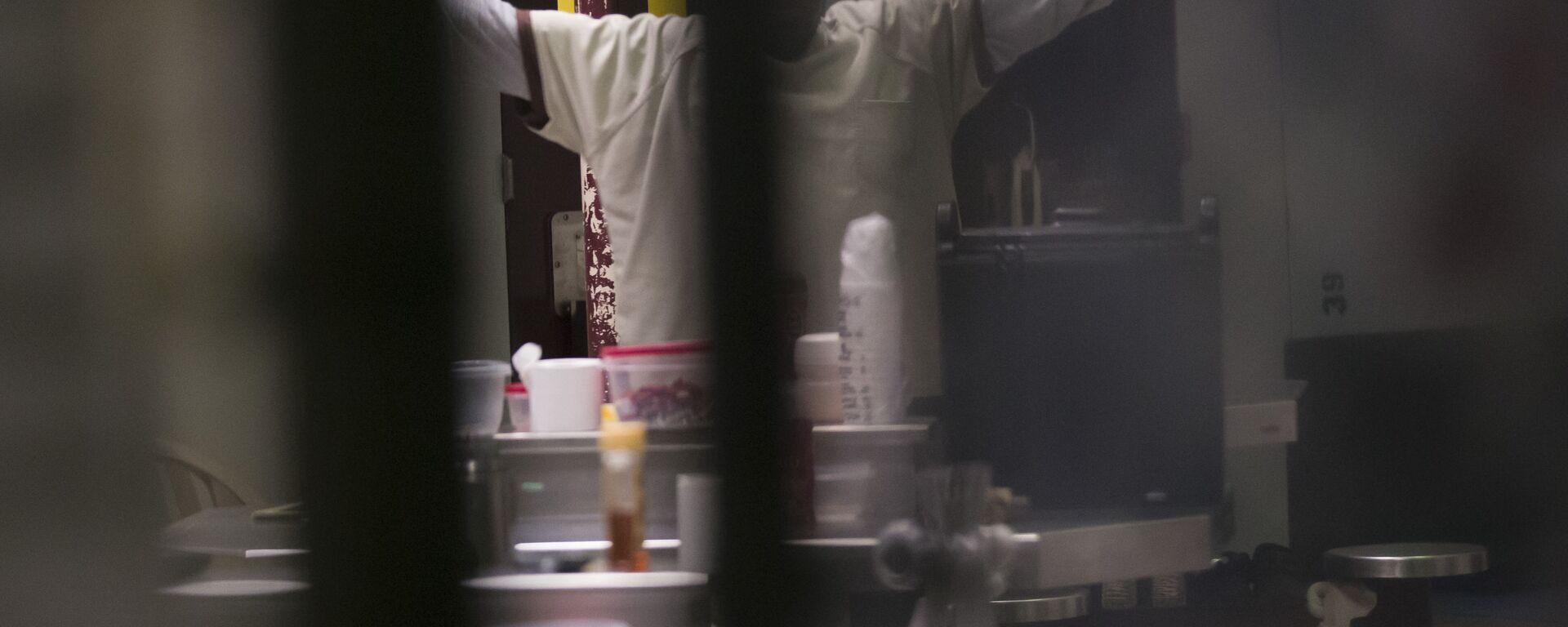 In this photo reviewed by U.S. military officials, a detainee, name and facial identification not permitted, stretches inside the Camp VI detention facility, Wednesday, April 17, 2019, in Guantanamo Bay Naval Base, Cuba. - Sputnik International, 1920, 07.10.2021