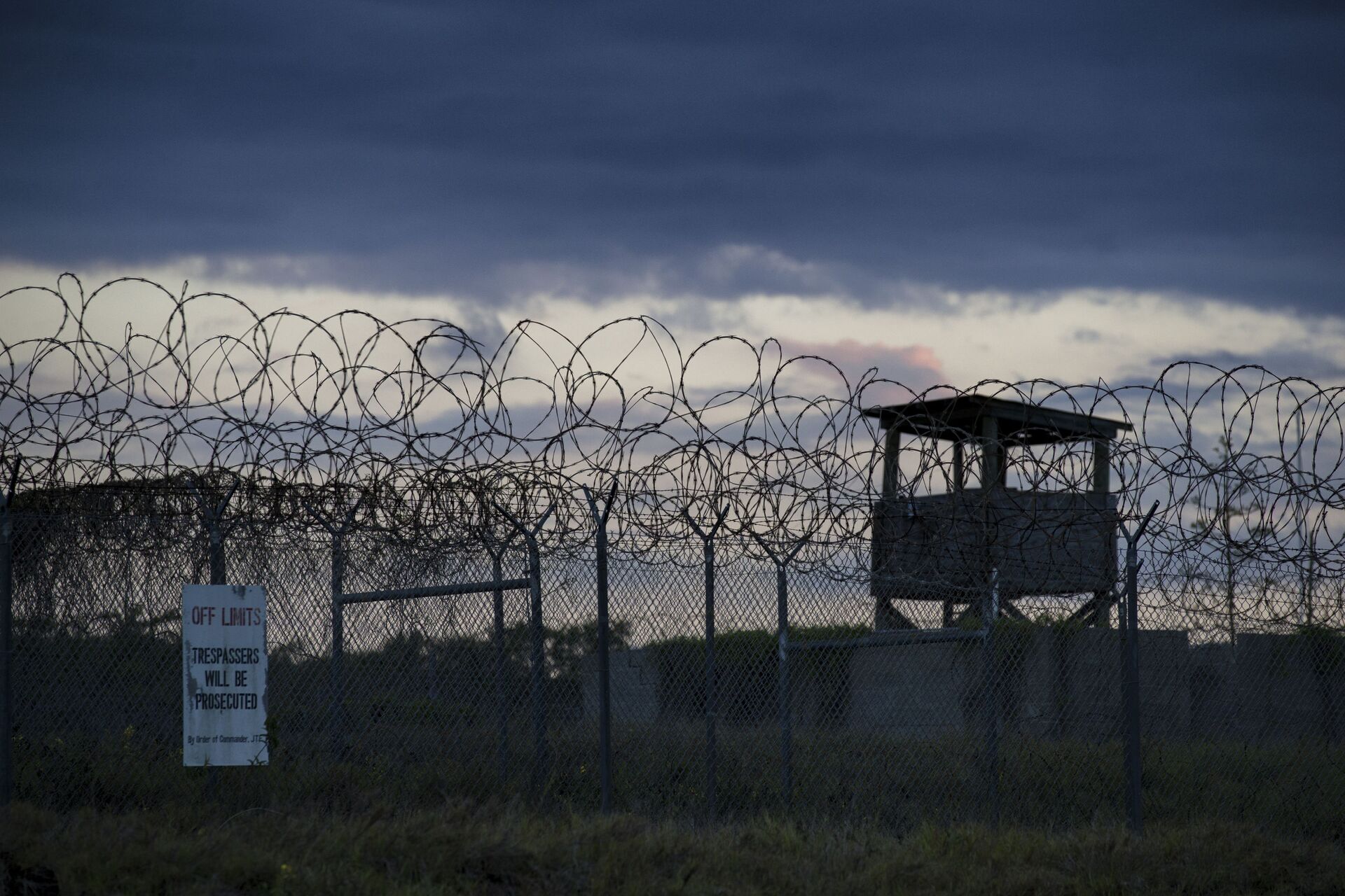 In this photo reviewed by U.S. military officials, the sun sets behind the closed Camp X-Ray detention facility, Wednesday, April 17, 2019, in Guantanamo Bay Naval Base, Cuba. - Sputnik International, 1920, 07.09.2021