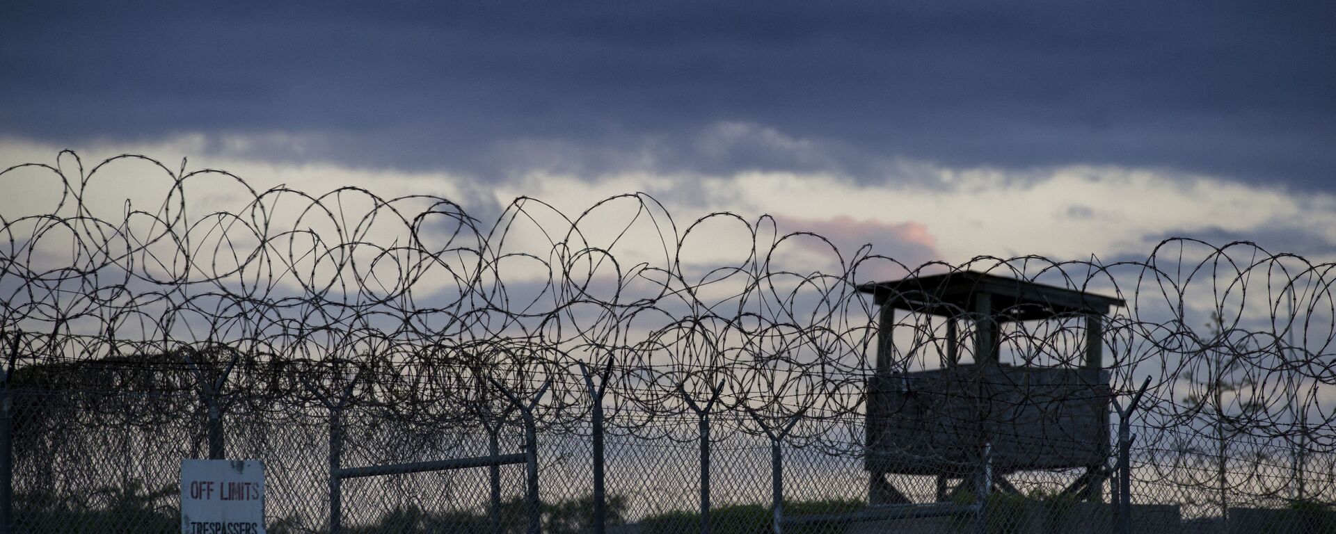 In this photo reviewed by U.S. military officials, the sun sets behind the closed Camp X-Ray detention facility, Wednesday, April 17, 2019, in Guantanamo Bay Naval Base, Cuba. - Sputnik International, 1920, 29.09.2021