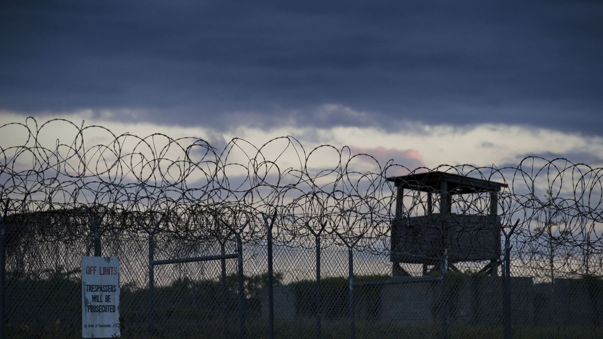 In this photo reviewed by U.S. military officials, the sun sets behind the closed Camp X-Ray detention facility, Wednesday, April 17, 2019, in Guantanamo Bay Naval Base, Cuba. - Sputnik International, 1920, 14.07.2021