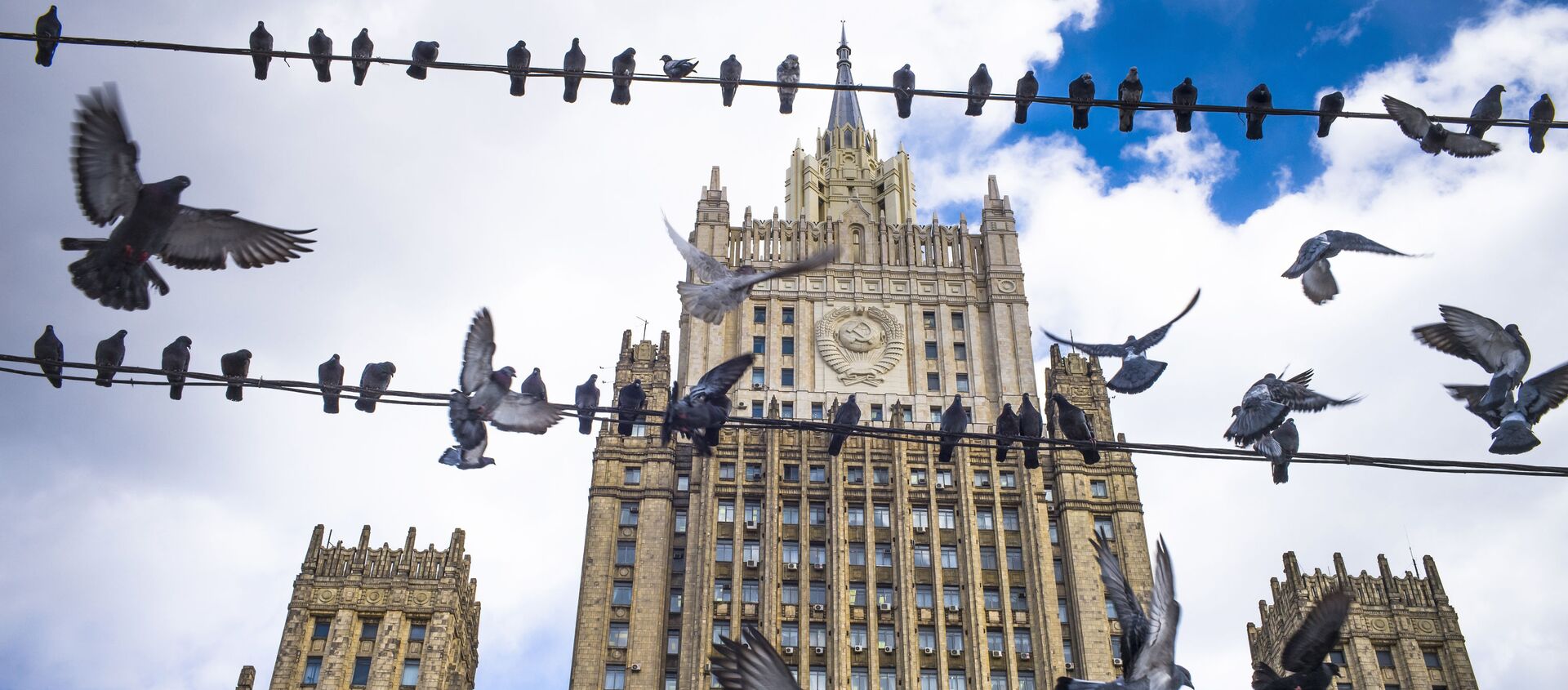 Pigeons take off from wires in front of the Russian Foreign Ministry building, in Moscow, Russia, Thursday, March 29, 2018. - Sputnik International, 1920, 17.04.2021