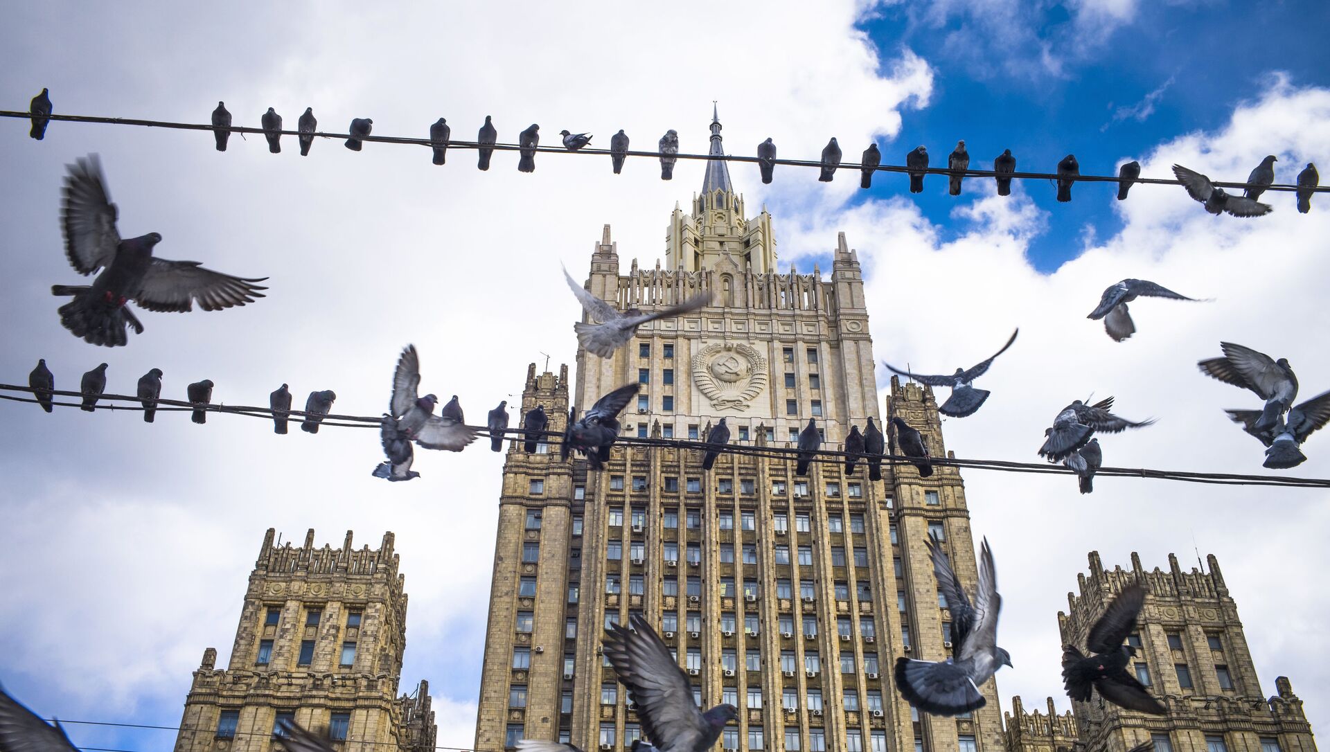 Pigeons take off from wires in front of the Russian Foreign Ministry building, in Moscow, Russia, Thursday, March 29, 2018. - Sputnik International, 1920, 21.04.2021