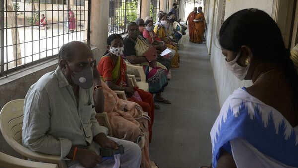 Elderly people wait for their turn to receive the dose of Covishield vaccine against the Covid-19 coronavirus at a government high school in Hyderabad on April 5, 2021 - Sputnik International
