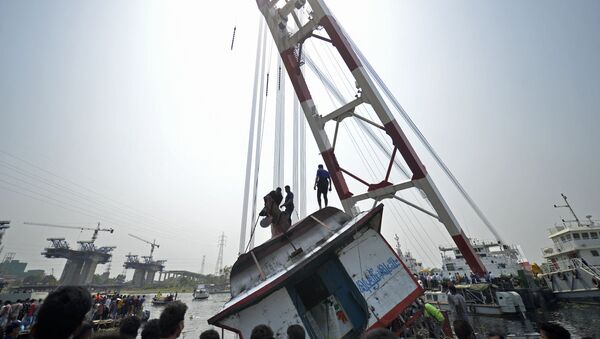 Rescuers untie the crane cables after recovering the capsized boat in Shitalakshya River, in Narayanganj on April 5, 2021. - Sputnik International