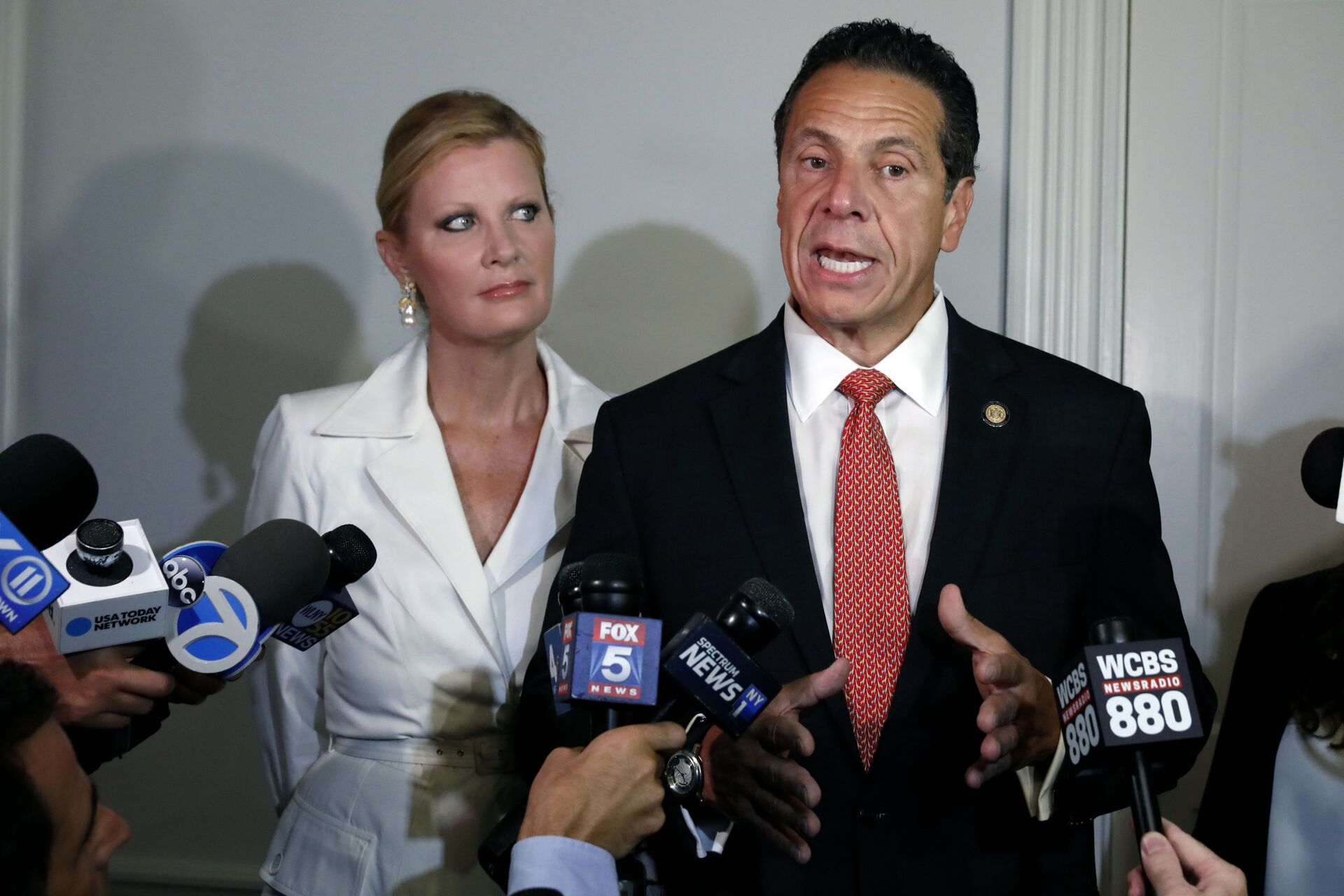 'Toxic' Cuomo Was Cheating on His Longtime Girlfriend Sandra Lee With Aides, Former Staffers Claim  - Sputnik International, 1920, 05.04.2021