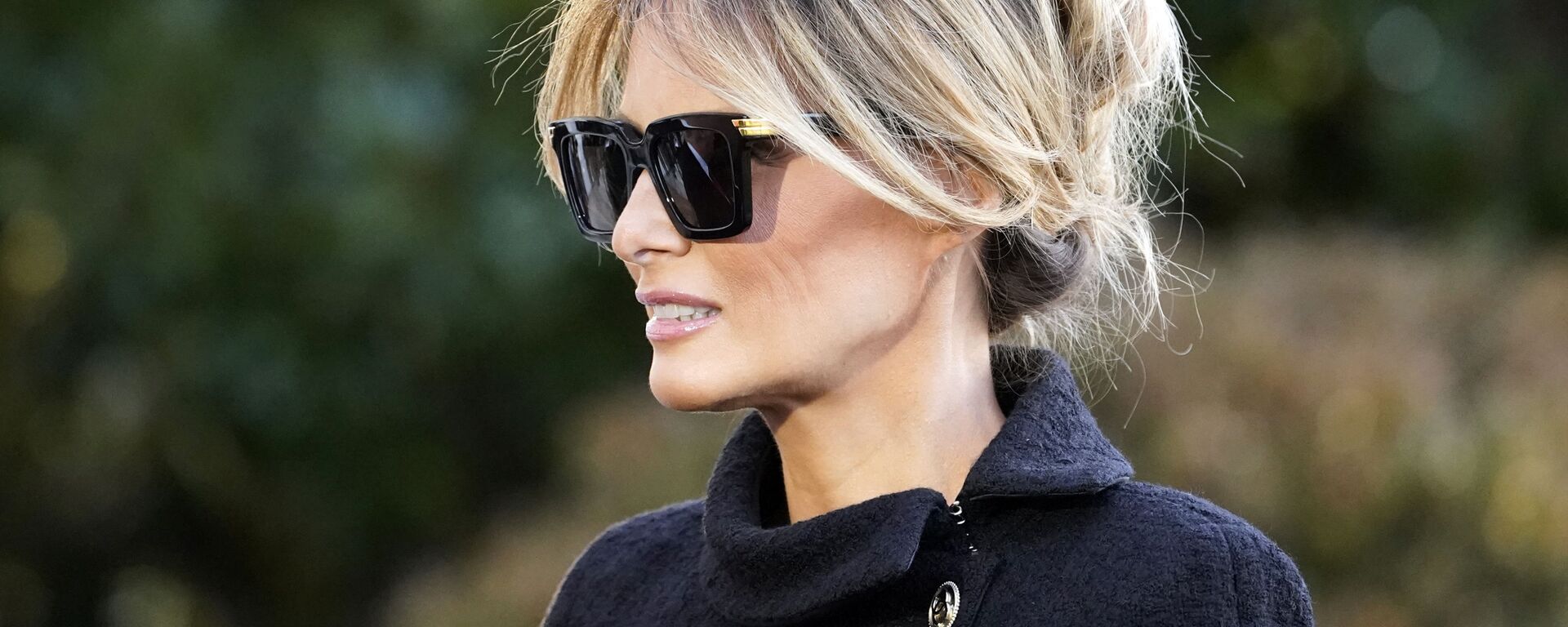 First Lady Melania Trump listens as President Donald Trump speaks with reporters as he walks to board Marine One on the South Lawn of the White House, Wednesday, Jan. 20, 2021, in Washington - Sputnik International, 1920, 25.03.2023