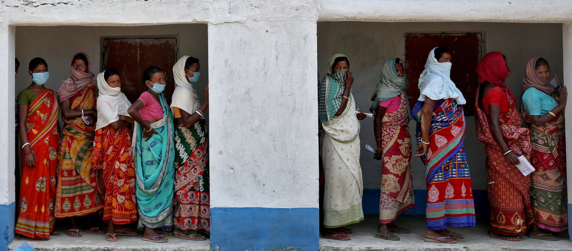 Women wait in line to cast their vote at a polling booth during the first phase of West Bengal state election in the Purulia district, India. - Sputnik International, 1920, 30.06.2021