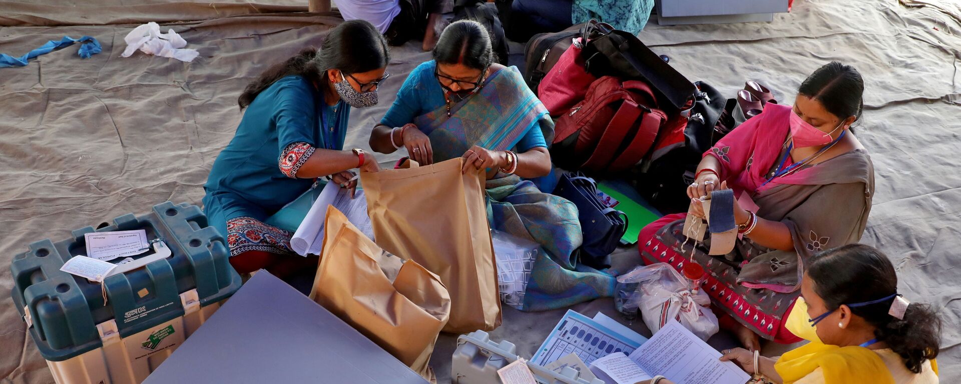 Polling officials check election materials after collecting them from a distribution centre ahead of the first phase of West Bengal state assembly election, in Purulia district, India, March 26, 2021 - Sputnik International, 1920