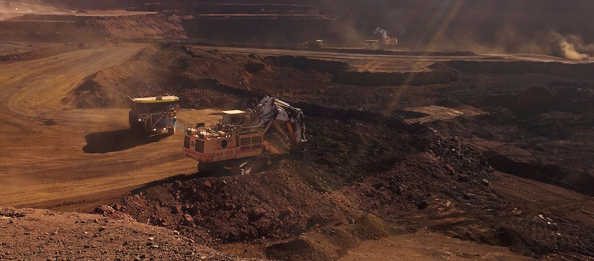 An autonomous truck readies to pick up a load of iron ore at Australia's Fortescue Metals Group (FMG) Chichester Hub, which includes the Christmas Creek iron ore mine, in the Pilbara region, located southeast of the coastal town of Port Hedland in Western Australia, November 29, 2018 - Sputnik International, 1920, 06.04.2021
